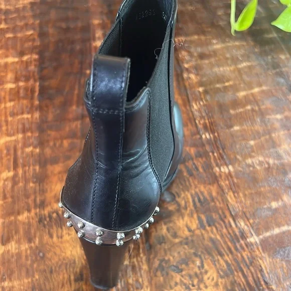 Alexander McQueen Black Leather Ankle Boots with Studded Heel - Picture 5 of 7